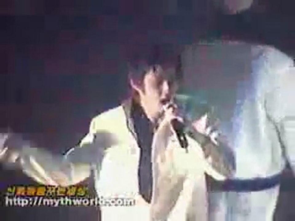 HyeSung hurts his leg