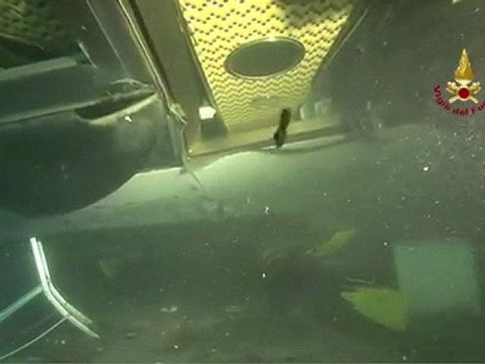 Isola del Giglio - Costa Concordia - VVF smz sotto la concordia 1