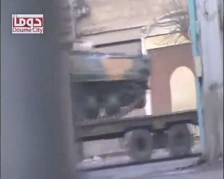 فري برس ريف دمشق دوما وصول امدادات جديدة من الدبابات في جمعة حق الدفاع عن النفس 29 1 2012 ج1