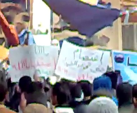 فري برس ريف دمشق دوما جمعة حق الدفاع عن النفس مظاهرة خرجت من عند الجامع الكبير وتطالب بدفن الشهداء الأربعة وتنادي بدعم الجيش الحر 29 1 2012 ج3