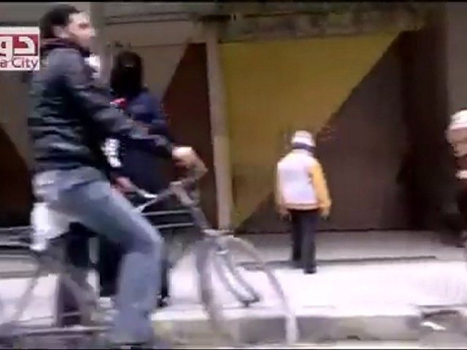 فري برس   ريف دمشق دوما اضراب الكرامة يتحول الى عصيان مدني بسبب دخول الدبابات ‫29 1 2012 ج2