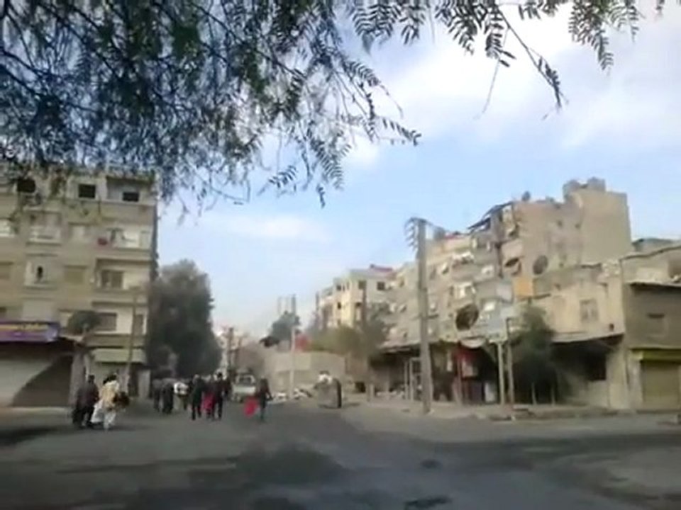 فري برس   ريف دمشق   عين ترما   المارة يهربون من القناصات  29 1 2012
