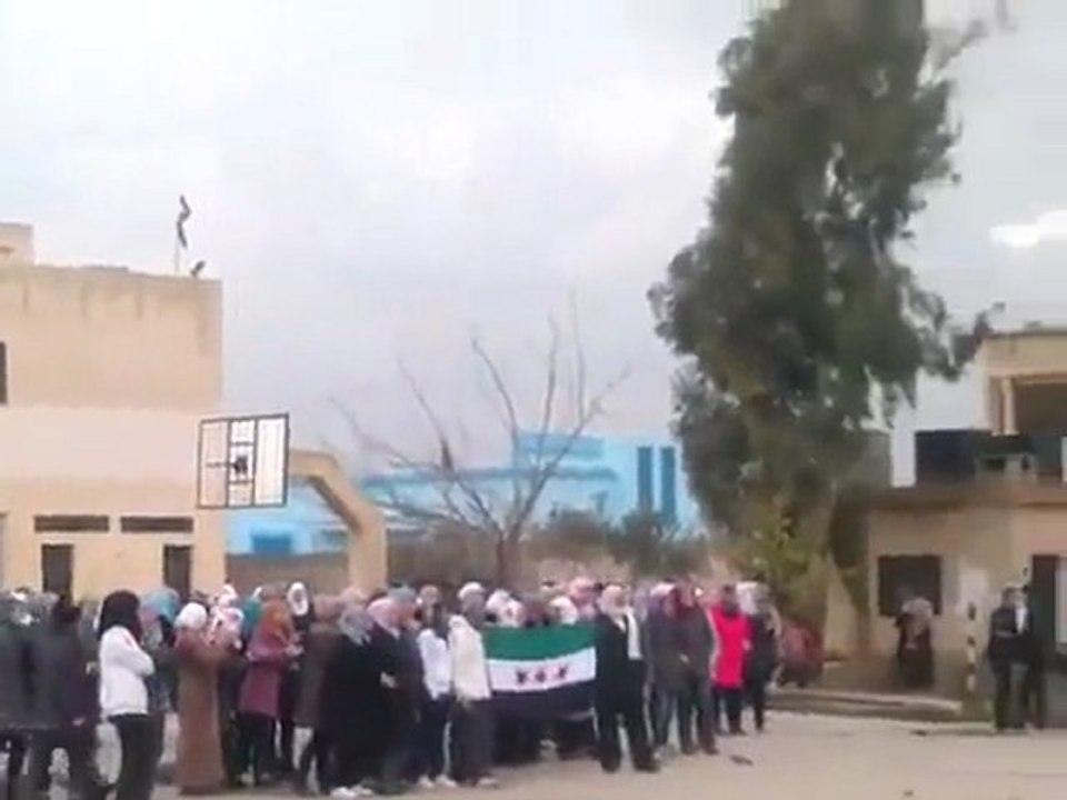فري برس   درعا خربة غزالة   مظاهرة طلابية من داخل الثانوية نصرة للشهيدين طارق الزعبي وخالد العتيلي حرام عليك   الاحد 29 1 2012