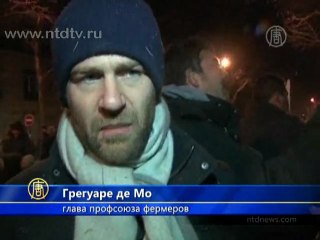 Фермеры засыпали центр Парижа землей и соломой