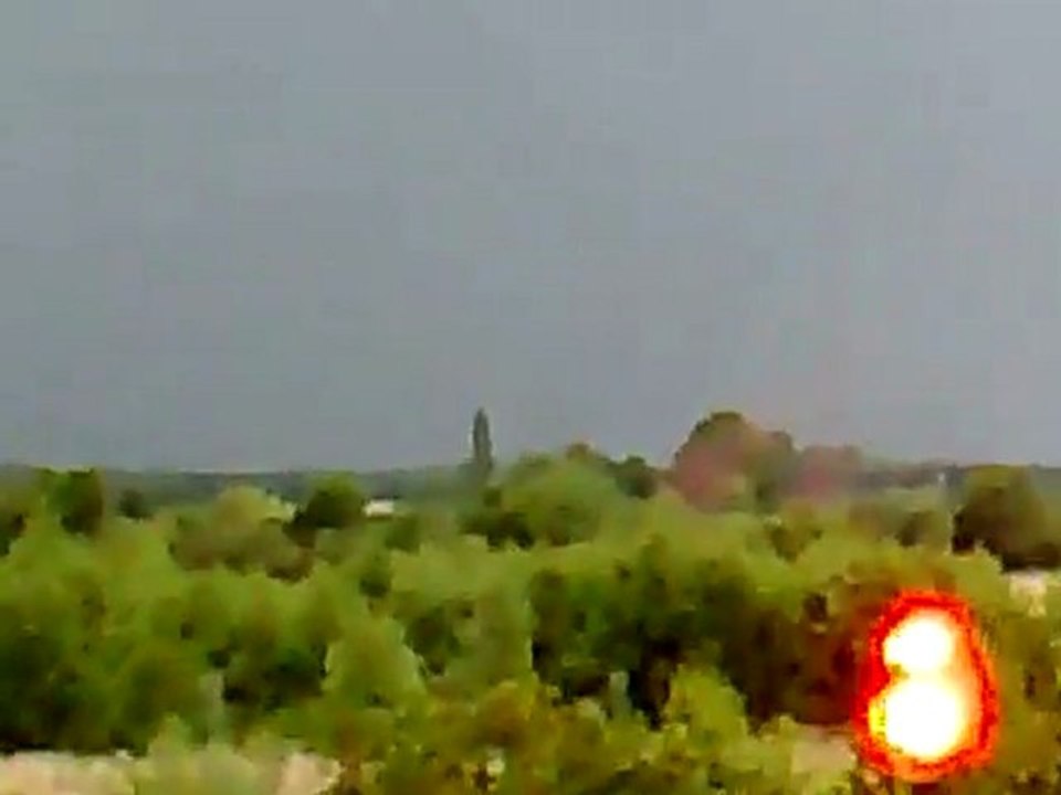 OVNI de près lors d un orage