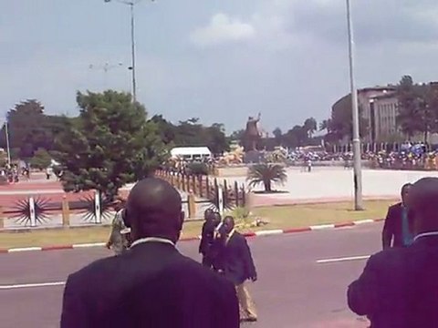 Mausolé de Laurent Désiré Kabila devant le Palais présidentiel (que bien sûr l'on ne peut pas filmer) lors du jour férié qui lui est dédié