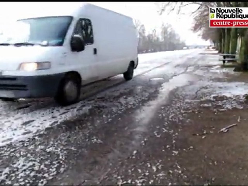 Châtellerault: les bords de Vienne en manteau blanc