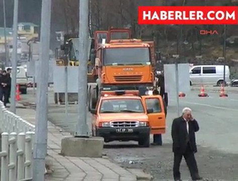 Hopa Sarp Köyü Yakınlarında Dalgalar Duvarı Yıktı, Karadeniz Sahil Yolu Çöktü