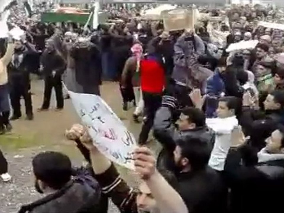 فري برس   حماة شيزر تشييع سبع شهداء من شهداء المجزرة 30 1 2012