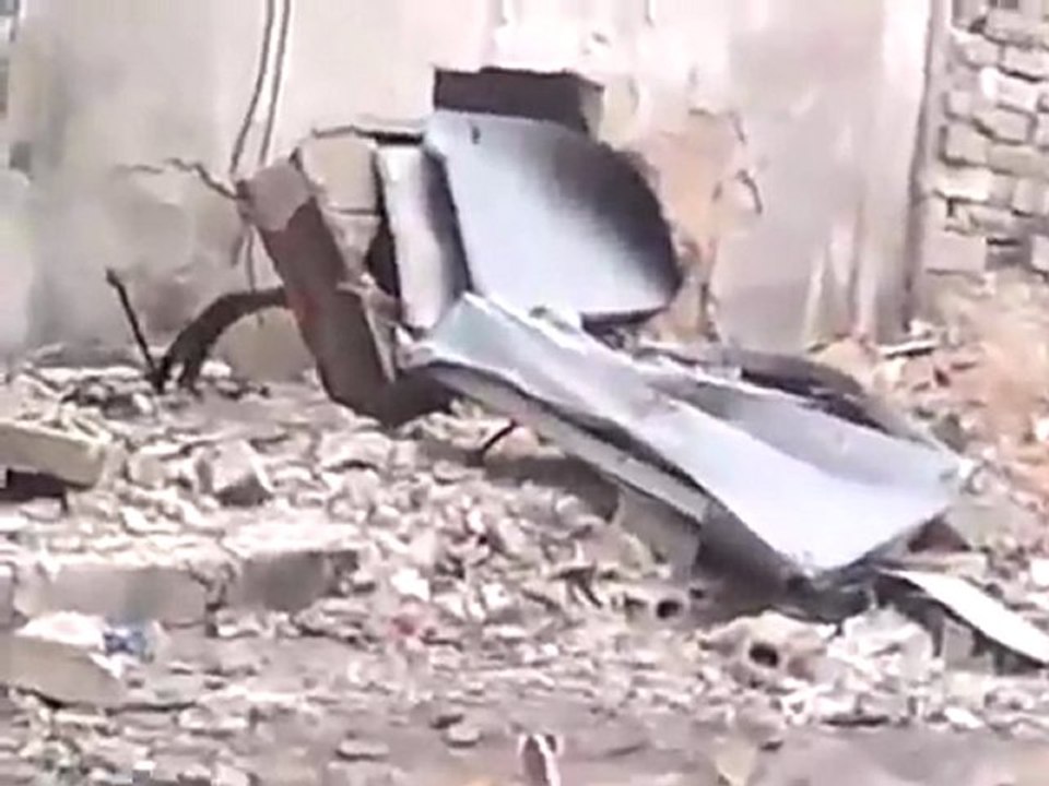 فري برس   حماة حي الحميدية آثار الدمار نتيجة القصف  30 1 2012 ج3