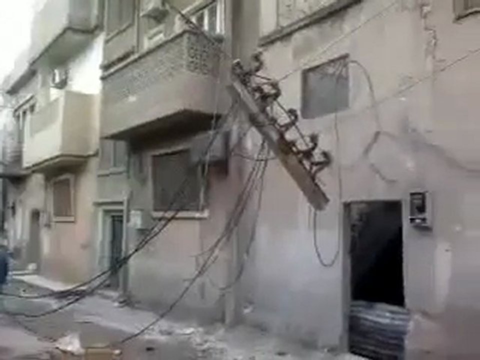 فري برس   حماة حي الحميدية آثار الدمار نتيجة القصف  30 1 2012 ج1