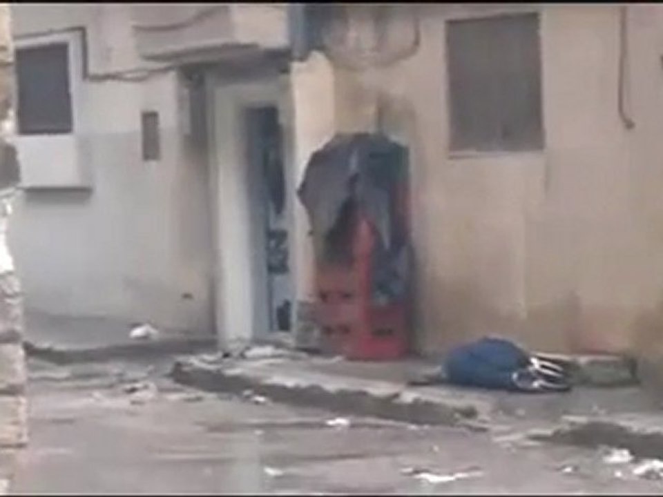 فري برس حماه   حميدية   الشهيد محمود اونيس ملقى على الارض بسبب قنصه من قبل الشبيحة 27 1 2012