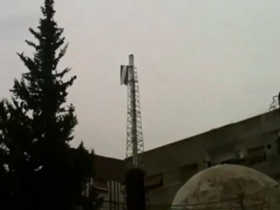 فري برس   رفع علم الاستقلال فوق احد المباني دمشق جوبر 30 1 2012