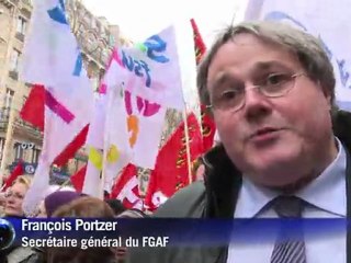 Paris: des milliers d'enseignants défilent pour défendre l'école