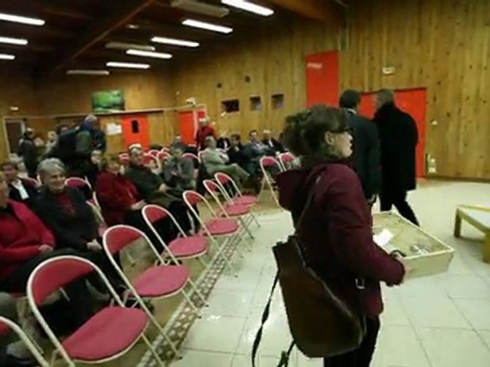 Remise du coffret gastronomique - NKM et Frédéric Lefevbre