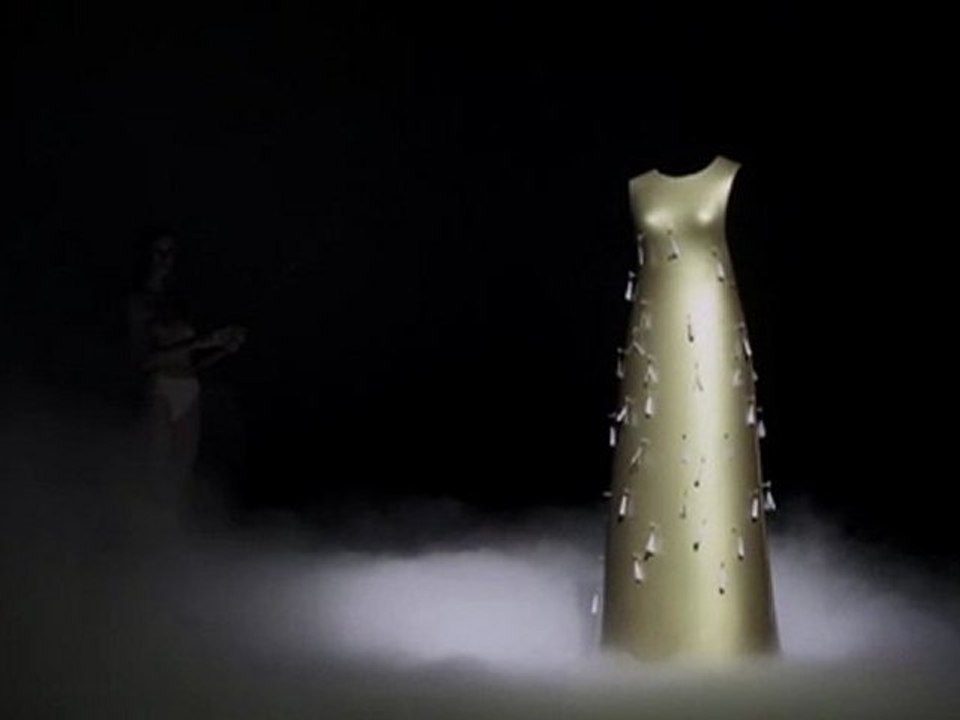 Hussein Chalayan's 'The Floating Dress'