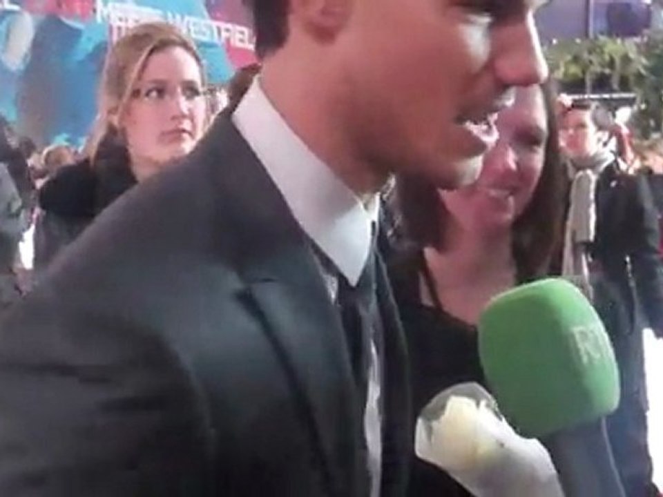 Taylor Lautner interview at the Twilight: Break...