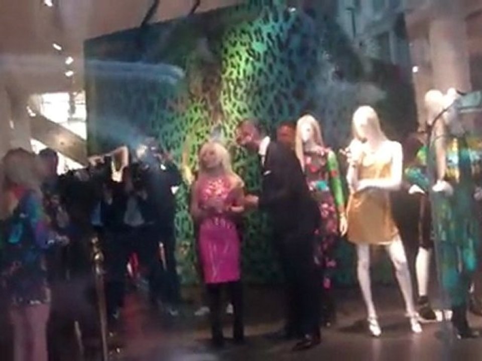 Versace For H&M: Donatella inside the store!