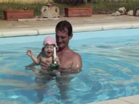 Je dance ds la piscine avec papi