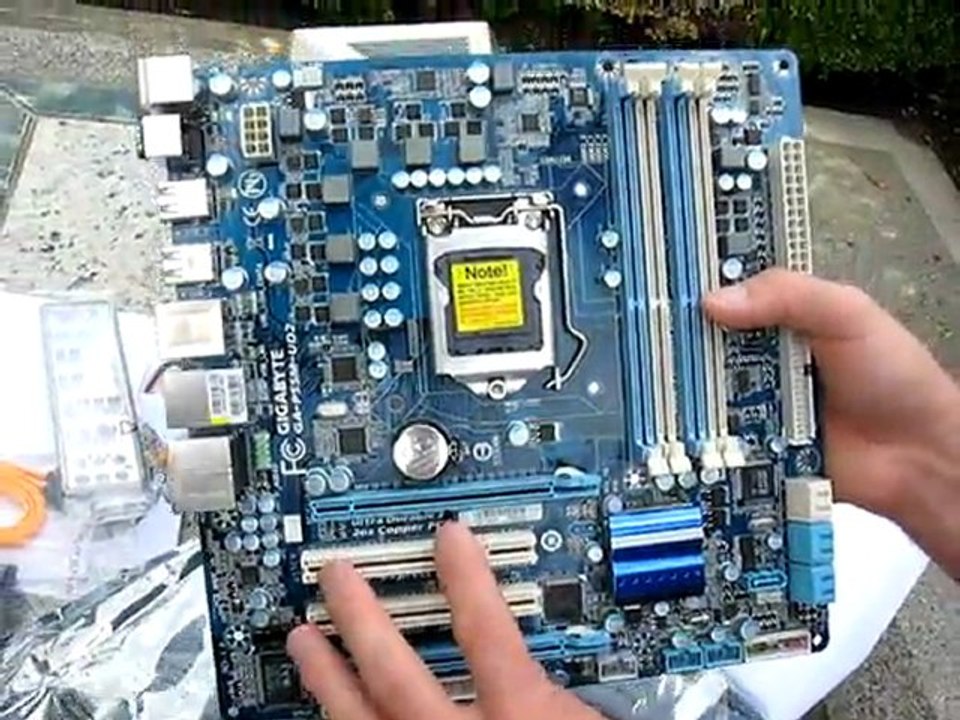 Gigabyte P55M-UD2 P55 LGA1156 Core i5 Motherboard Unboxing Linus Tech Tips