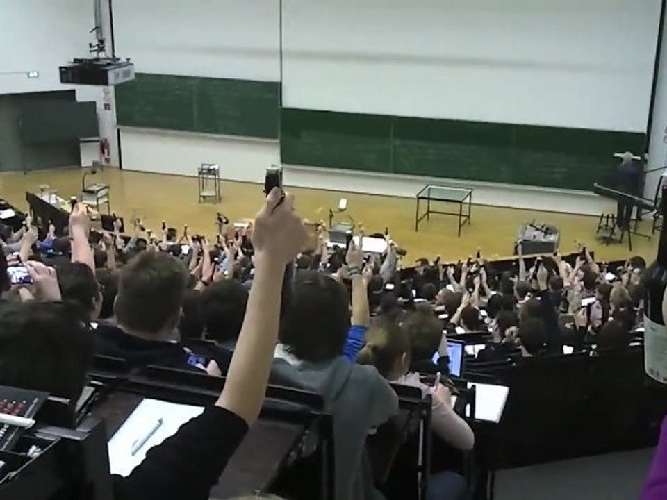 Flashmob Bière : Décapsulage en plein cours