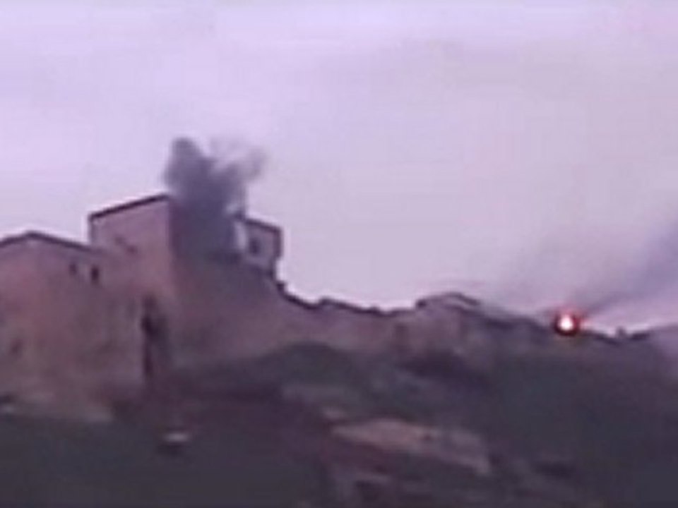 فري برس   مقطع مرعب يظهر وحشية عصابات الأسد  في قصف القلعة الأثرية في قلعة المضيق في محافظة حماه