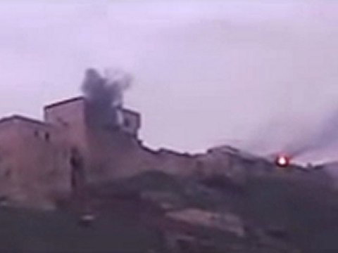 فري برس مقطع مرعب يظهر وحشية عصابات الأسد في قصف القلعة الأثرية في قلعة المضيق في محافظة حماه