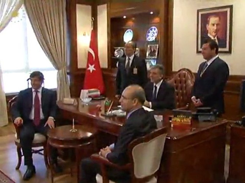 Cumhurbaşkanı Gül,  Abu Dabi Büyükelçiliğini ziyaret etti.