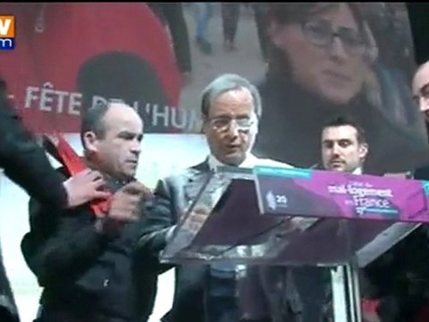Hollande enfariné pendant la signature de la charte Abbé Pierre