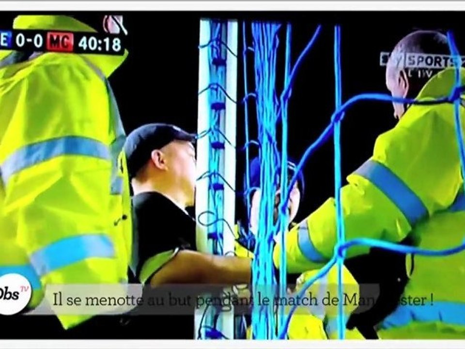 Il se menotte au but de Manchester en plein match