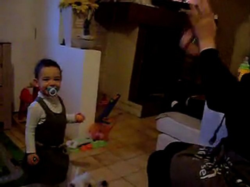 Lola 2 ans jongle