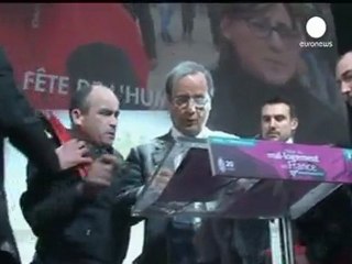 Parigi: Hollande colpito da sacco di farina