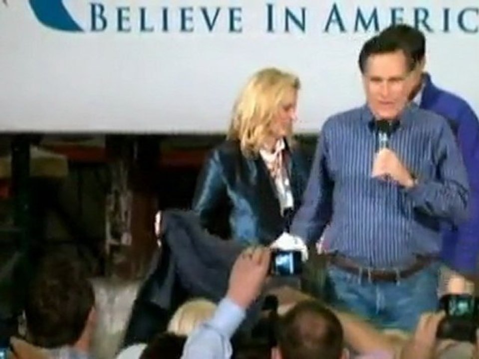 Protester shower Romney in glitter