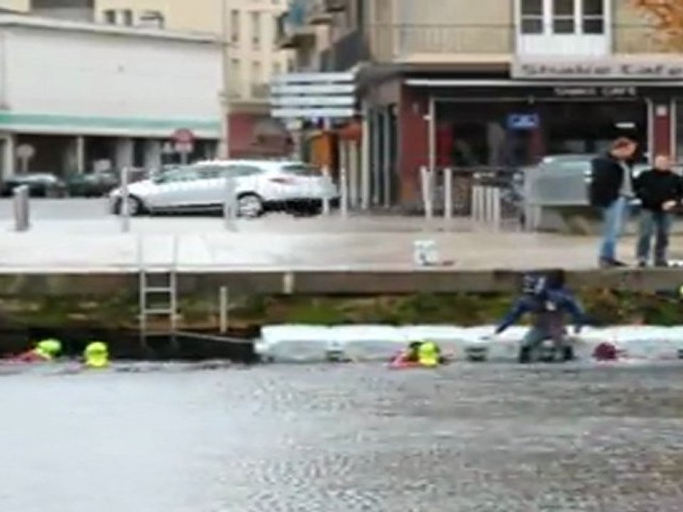 TELETHON 2011 : les pompiers se relaient à la nage à Caen (Calvados-14)