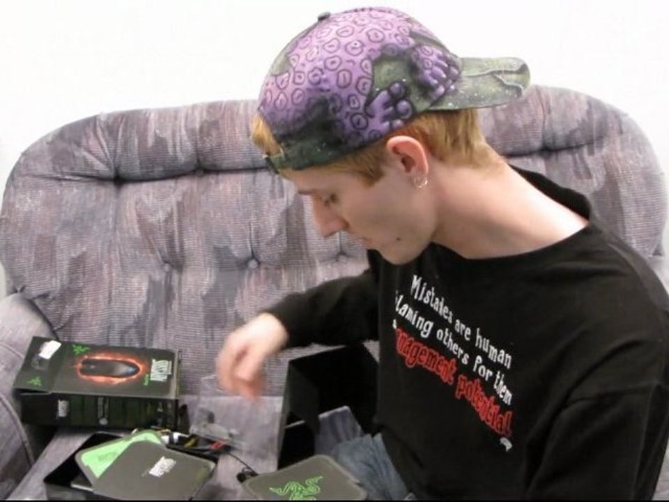 Razer Abyssus Optical Gaming Mouse Unboxing & First Look Linus Tech Tips