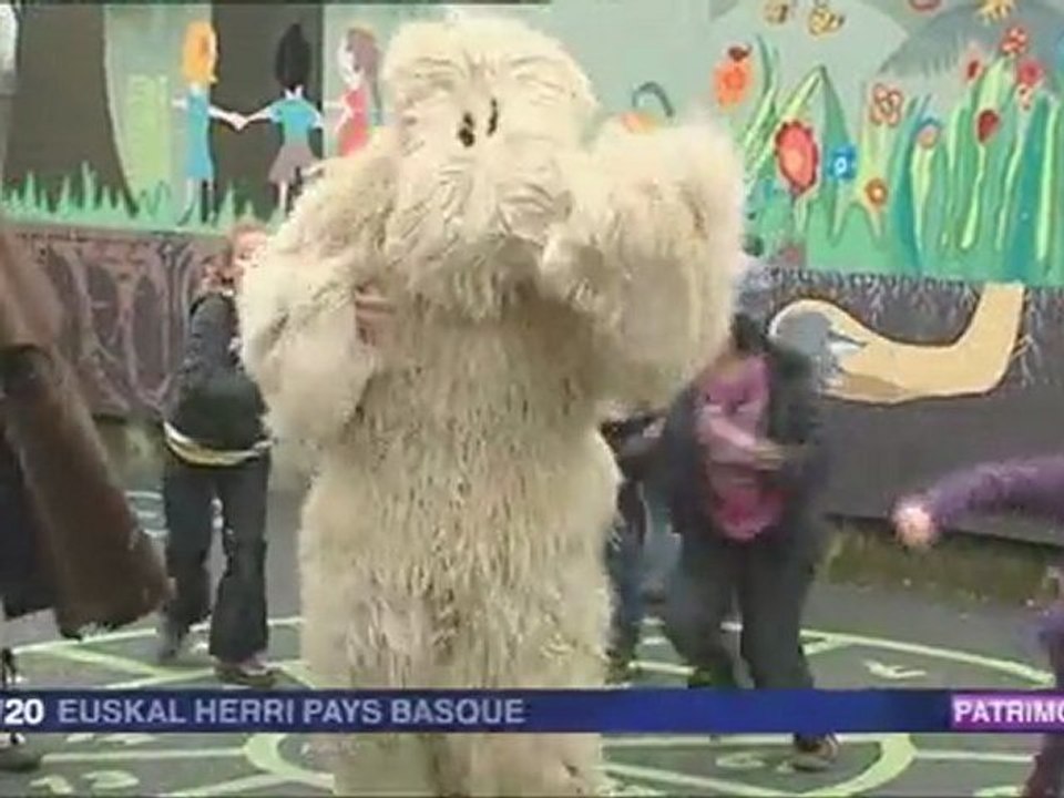 St Pee/Nivelle : tous les 2 février l'ours se réveille, il annonce la fin de l'hiver et pourtant il neige !