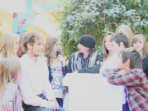 Interview du groupe A corps et à voix lors de la grande braderie à la galerie commerçante Bonne Source