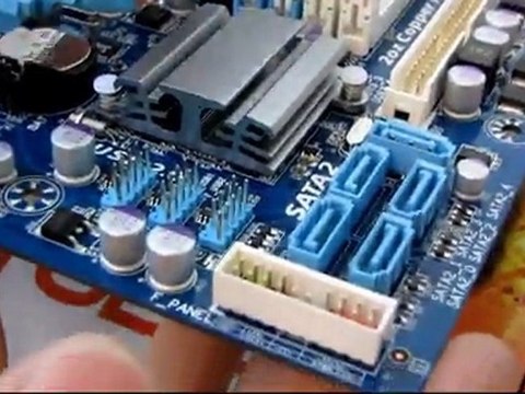 Gigabyte 880GM-UD2H 880G Phenom II X6 Ready Motherboard Unboxing & First Look Linus Tech Tips