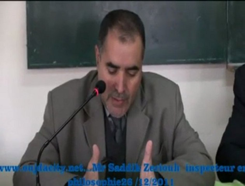 ذ.الصديق زريوح مفتش مادة الفلسفة  في عرض حول موضوع " المقاربة المفاهيمية "  خلال الدورة التكوينية ليوم 21 دجنبر 2011 بمركز تكوين المعلمين بوجدة /