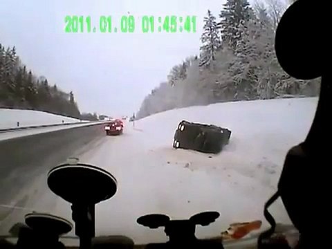 Belle entraide d'inconnus suite à un accident de la route