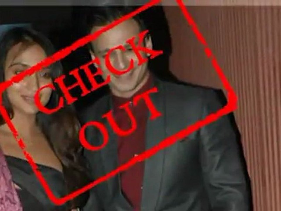 Priyanka Chopra flaunts her SEXY back!