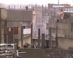 فري برس   لحظة القصف منزل يتلقى قذيفة كرم الزيتون 31 1 2012