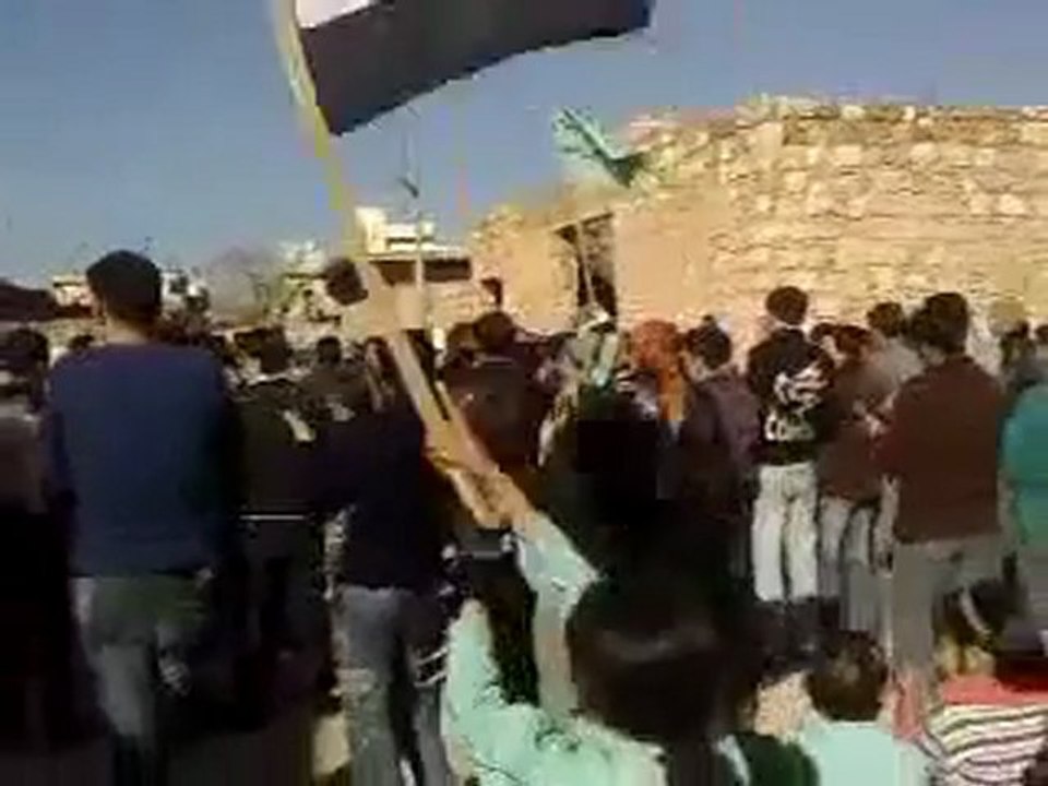 فري برس   الأتارب بريف حلب مظاهرة طلابية بمشاركة الحرائر 2 2 2012 ج4