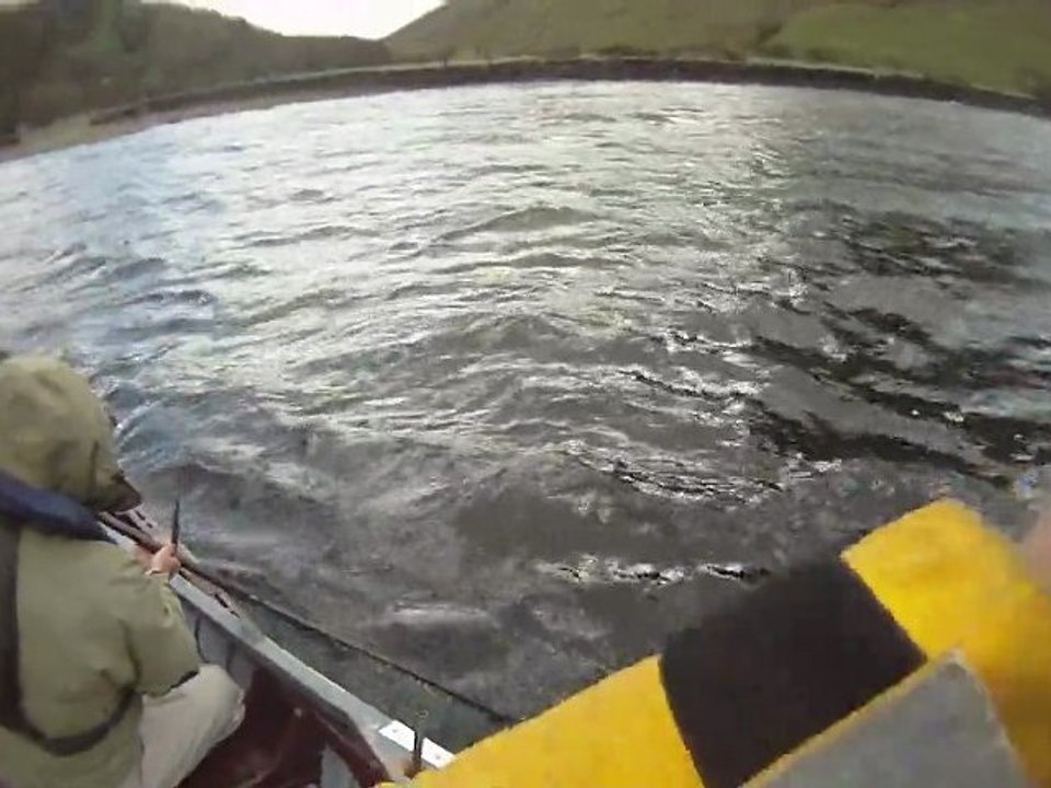 Irlande - Pêche d'un saumon au leurre en lac  30/05/2011