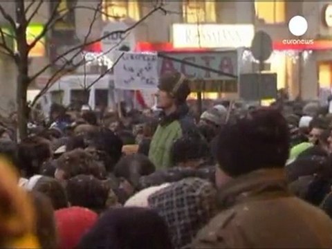 Poland suspends ratification of treaty