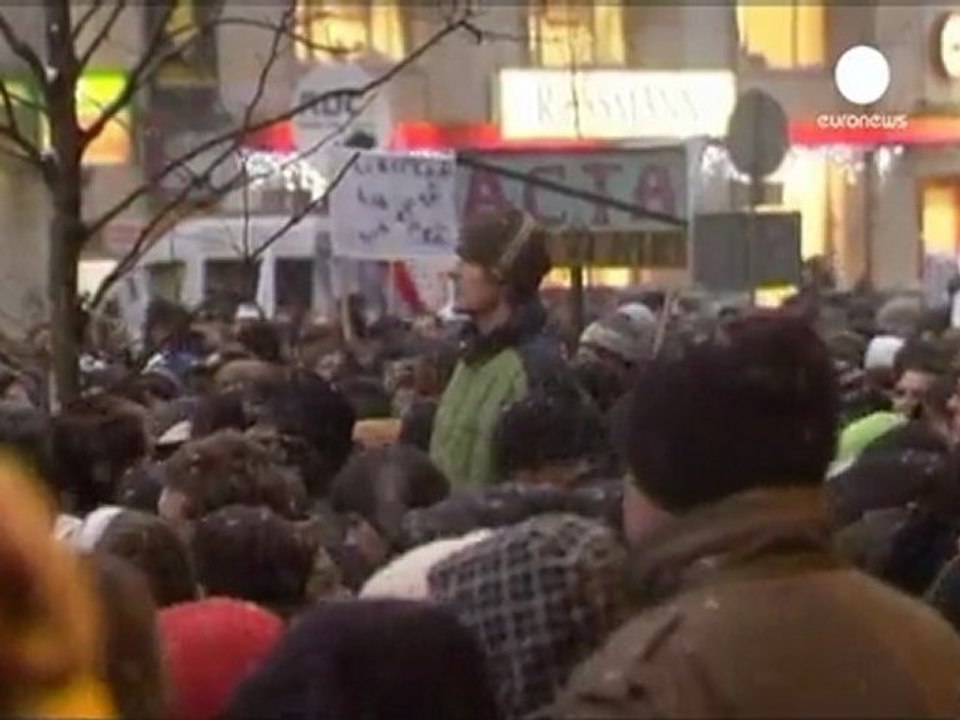 Poland suspends ratification of treaty