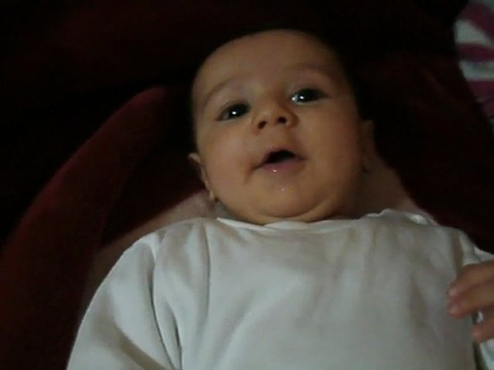 kumsalın gülmesi ve oynaması