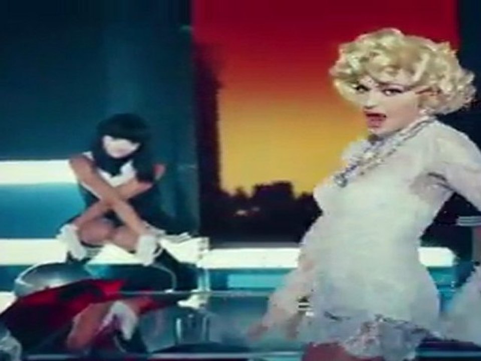Madonna viaja en la máquina del tiempo con "Gimme All Your Luvin"