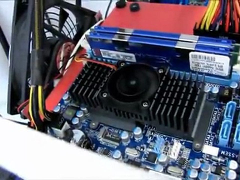 AMD Fusion E-350 APU Running HAWX 2 DX11 Linus Tech Tips