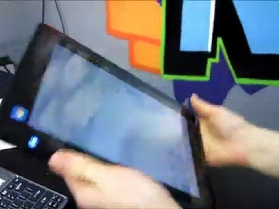 Acer Iconia W500 AMD C-50 10.1" Fusion Tablet Unboxing & First Look Linus Tech Tips